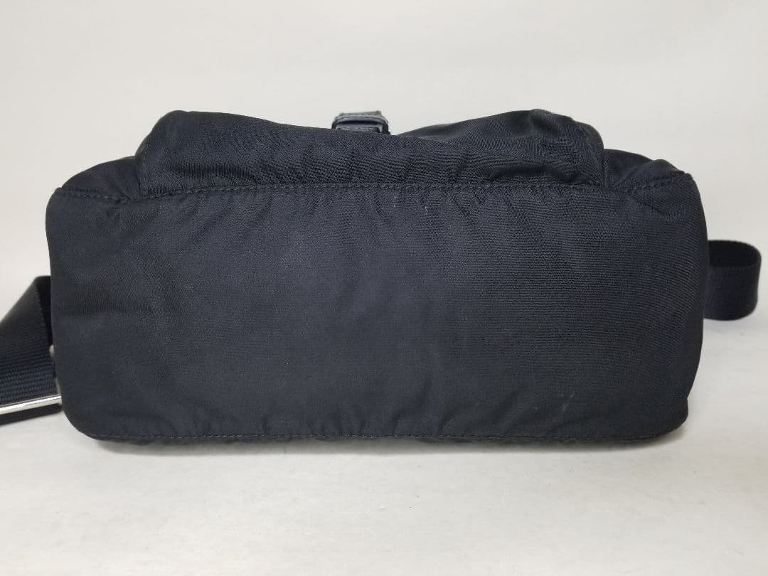 PRADA ブラック ショルダーバッグ 三角プレート 斜め掛け ナイロン