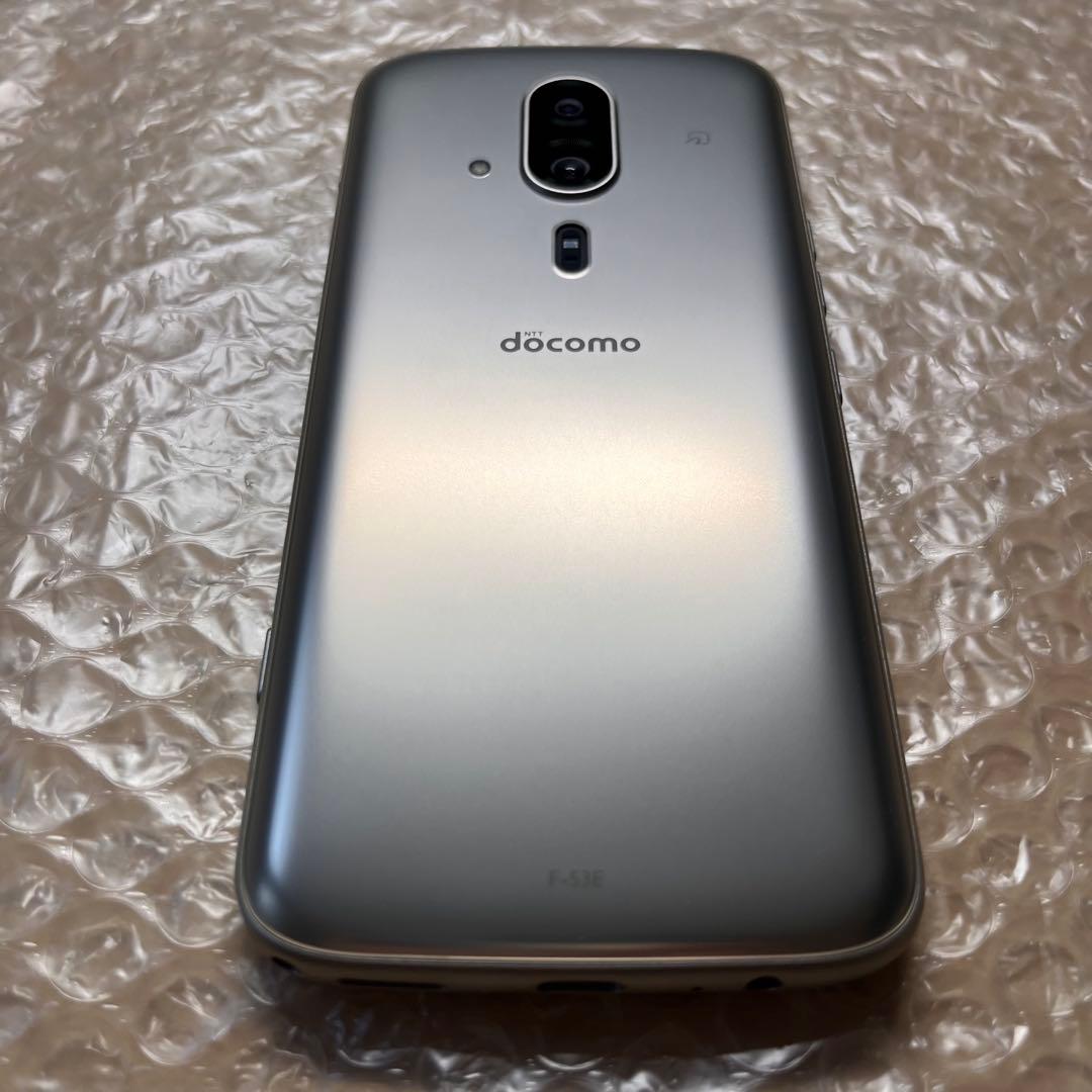 F-53E らくらくスマートフォン ゴールド色