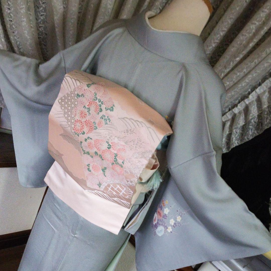 灰水色の綸子地に美しい花が咲く正絹訪問着です