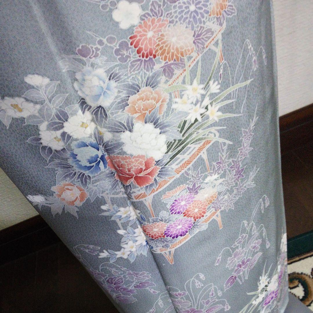 灰水色の綸子地に美しい花が咲く正絹訪問着です