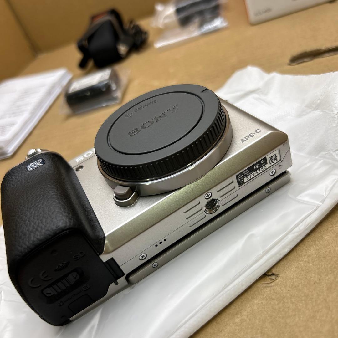 SONY ミラーレス一眼 α6000 ボディ シルバー ILCE-6000 S