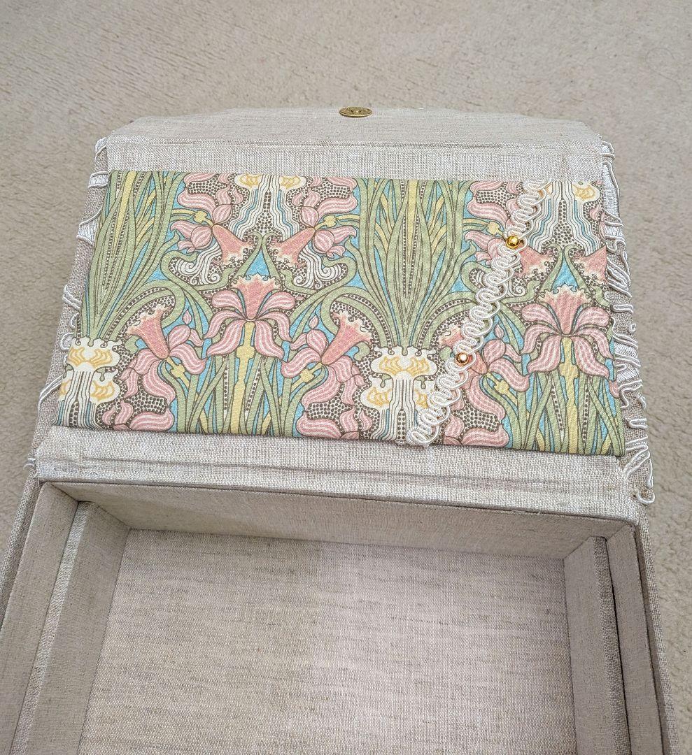 カルトナージュのお道具箱　MORRIS＆Co　刺繍生地