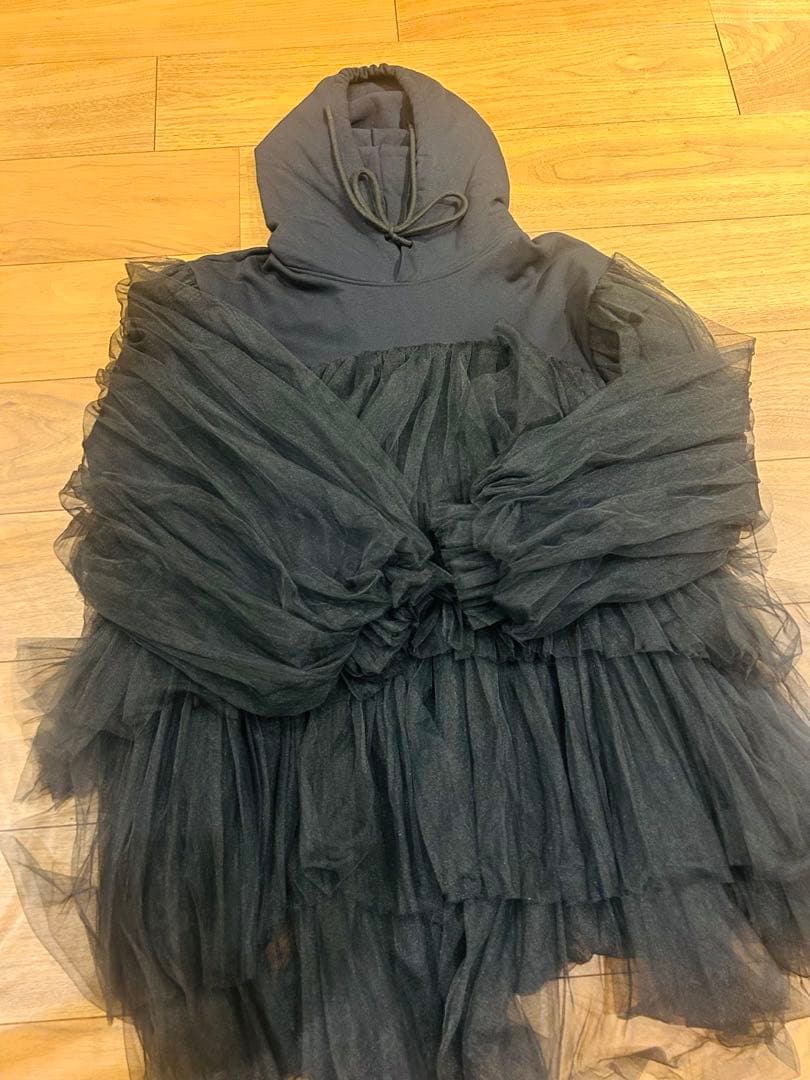 トップス VIVIANO Tiered Tulle Trimmed Sweatshirt