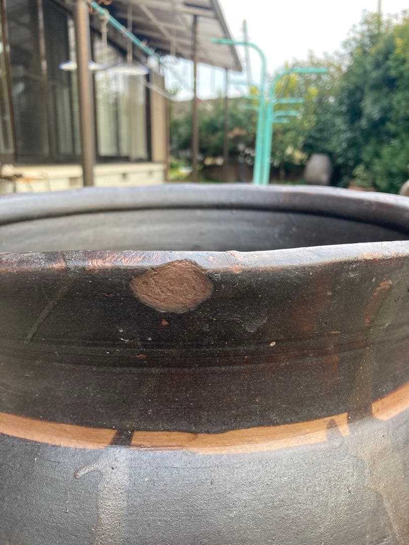 【古民具】大型 渋い黒釉 、ダークブラウン陶器の甕。 アンティークメダカ鉢。