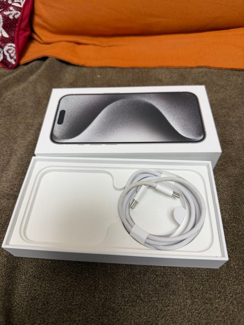 SIMフリー iPhone 15 Pro 256GB ホワイトチタニウム 美品