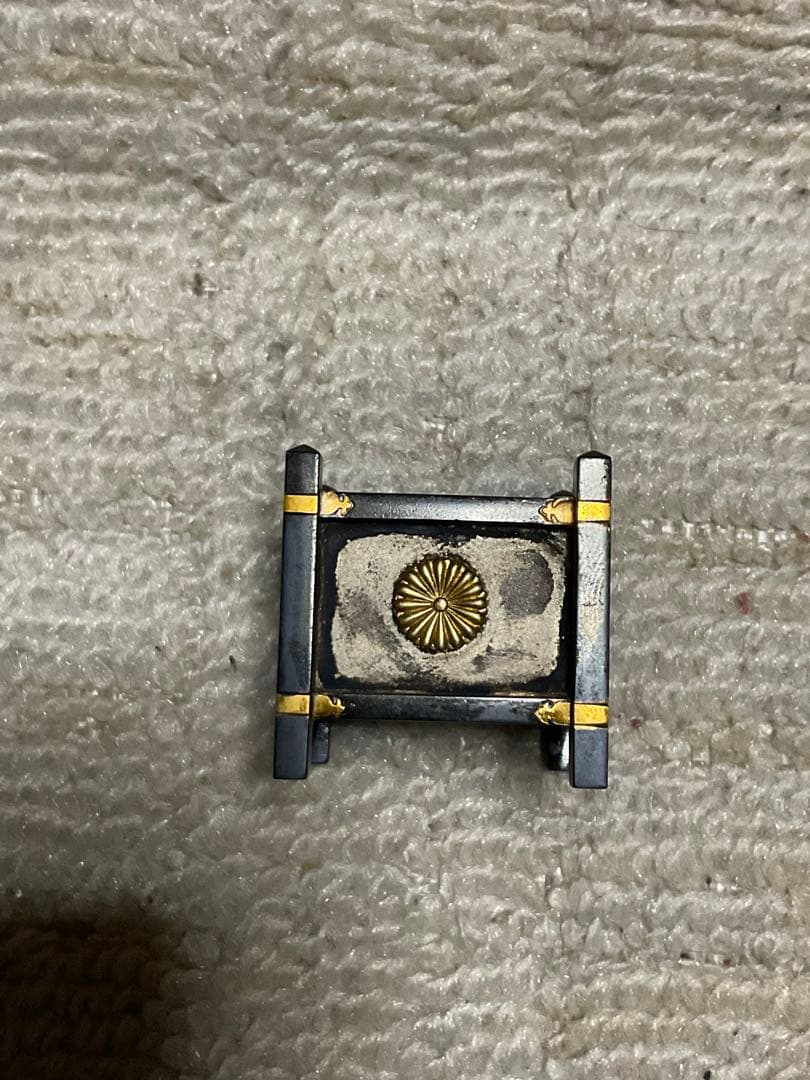 銀製／菊の家紋の槍飾り台・昭和初期のもの　ボンボニエール。【銀製／服部製。】。