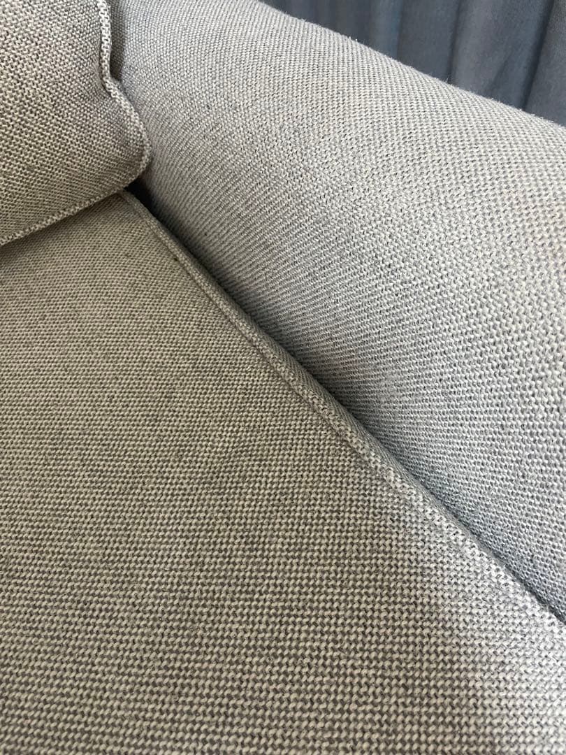 グレーの3人掛けソファ