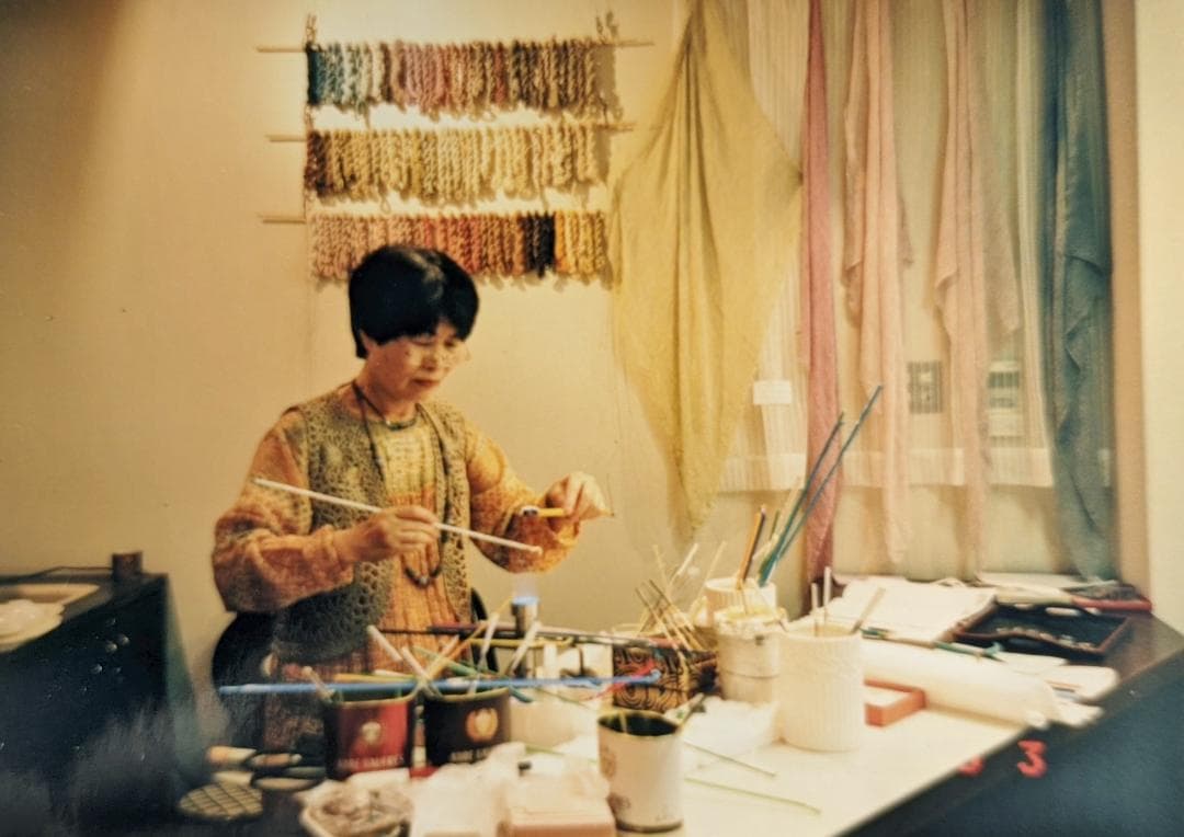 吉田正子トンボ玉（貳拾捌）　「瓶型」皮ひもネックレス　ガラス玉に込めた日本画