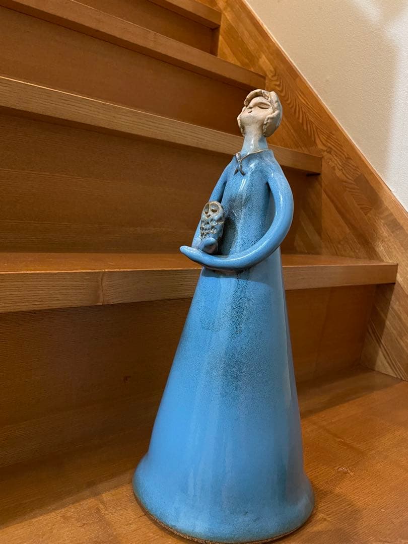 フクロウ　女性　陶器オブジェ　陶人形