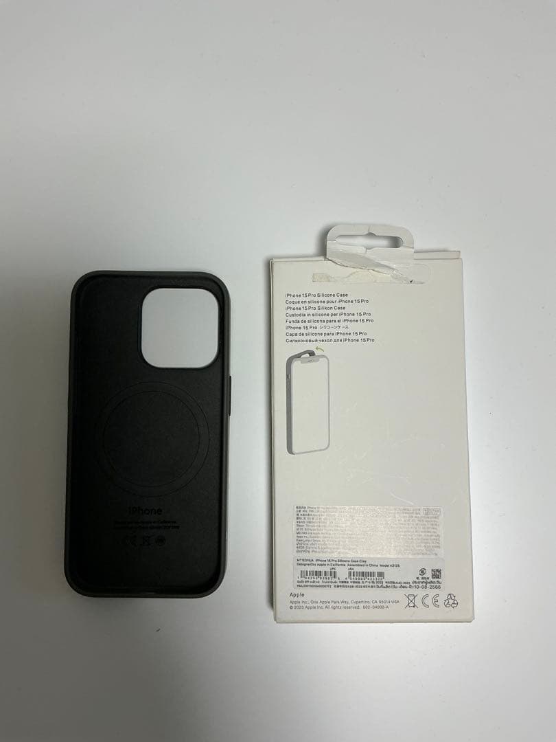 iPhone15pro＋Apple純正シリコンケース、社外ガラスフィルム付