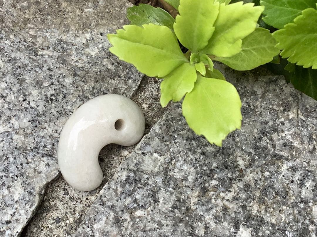 ✳白*混じり無し単色　糸魚川翡翠勾玉　本物ジェダイト　鑑別付　吉祥開運お守りに‼️