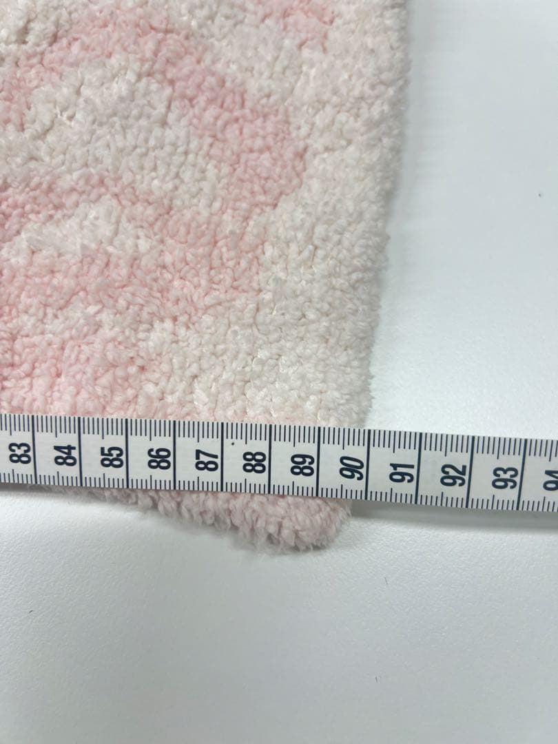 ピンクとホワイトの模様のブランケット