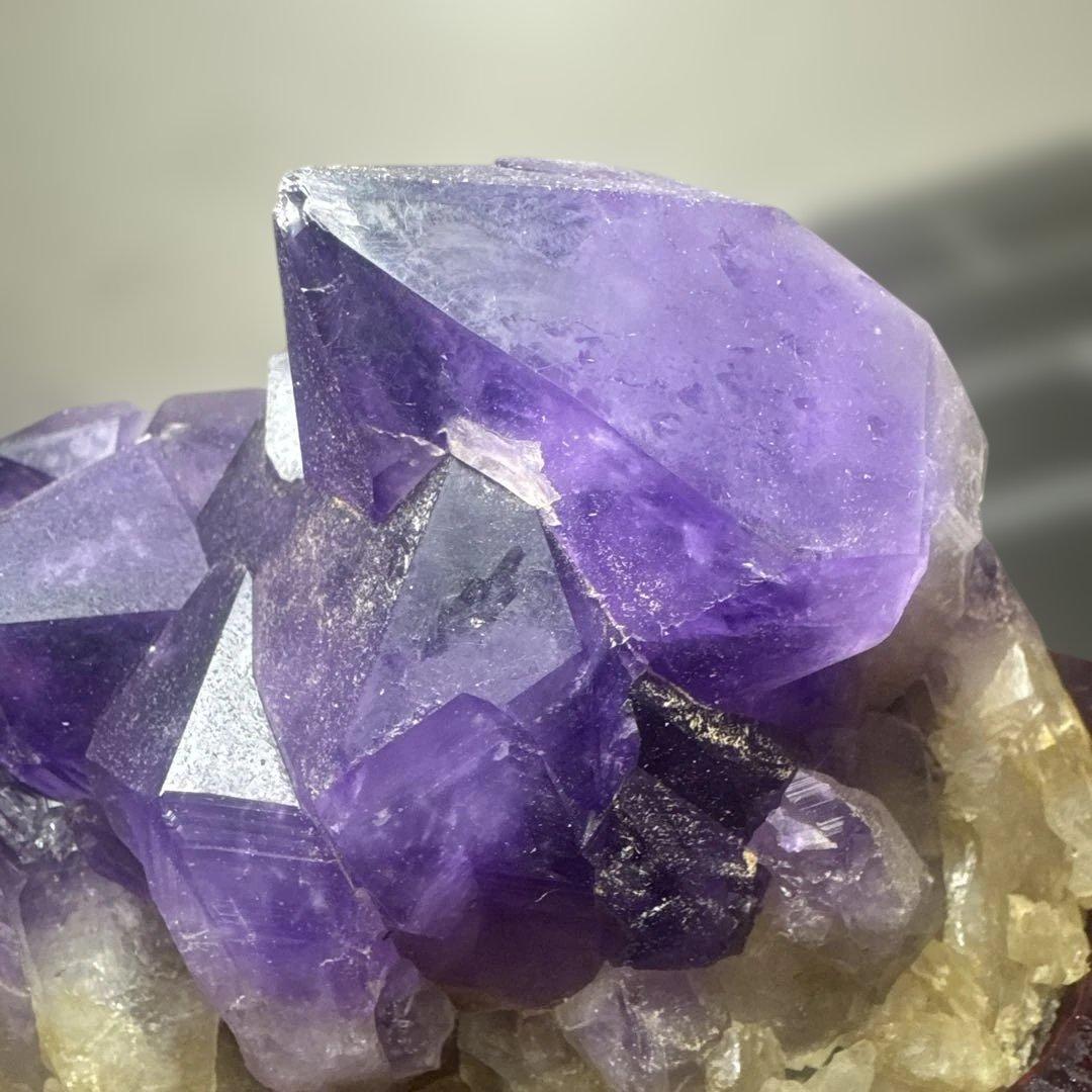 【高品質】コンゴ産 アメジストクラスター 2375g 台座付　おまけあり