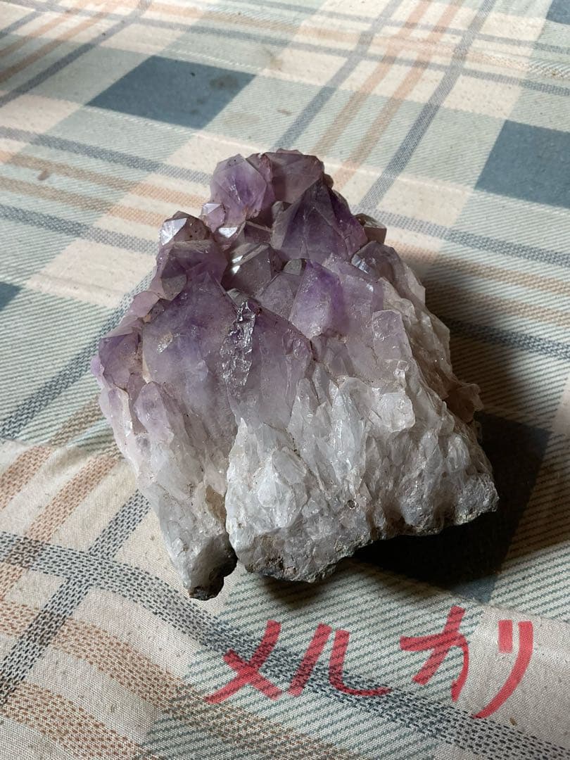 紫水晶。天然石。【インテリアにどうぞ！重量、1.6kg。17cm×11cm】。