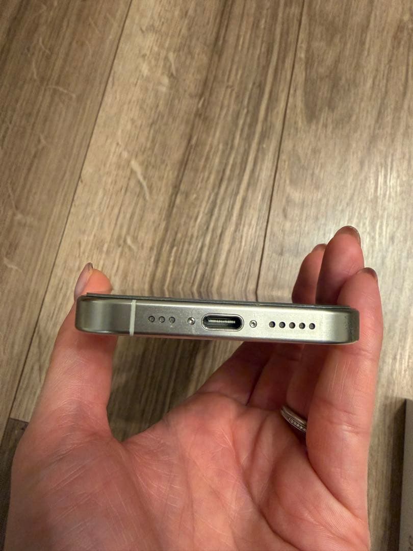 Apple iPhone 15 Pro ホワイトチタニウム1Tアメリカで購入