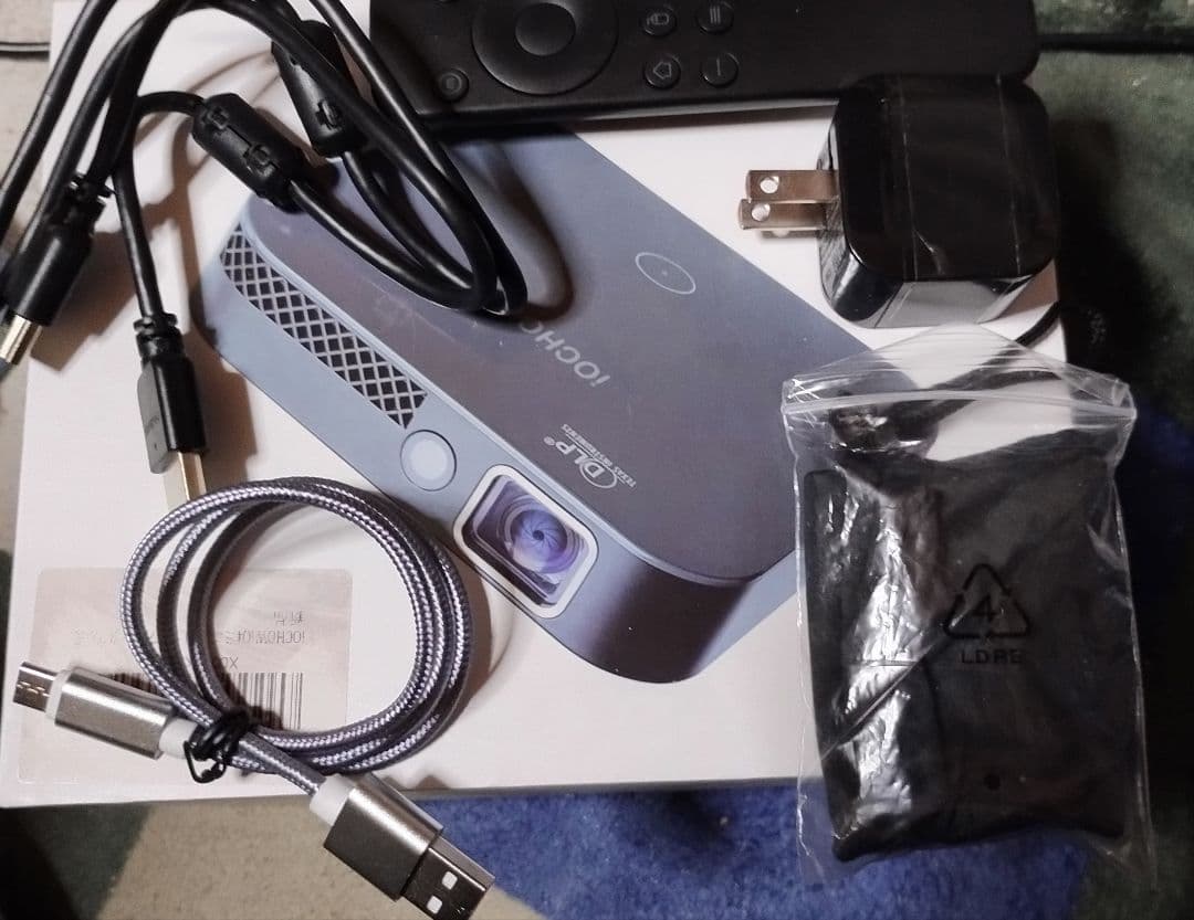 iOCHOW iO4プロジェクター本体、リモコン、元箱、電源、ポーチ他　動作品