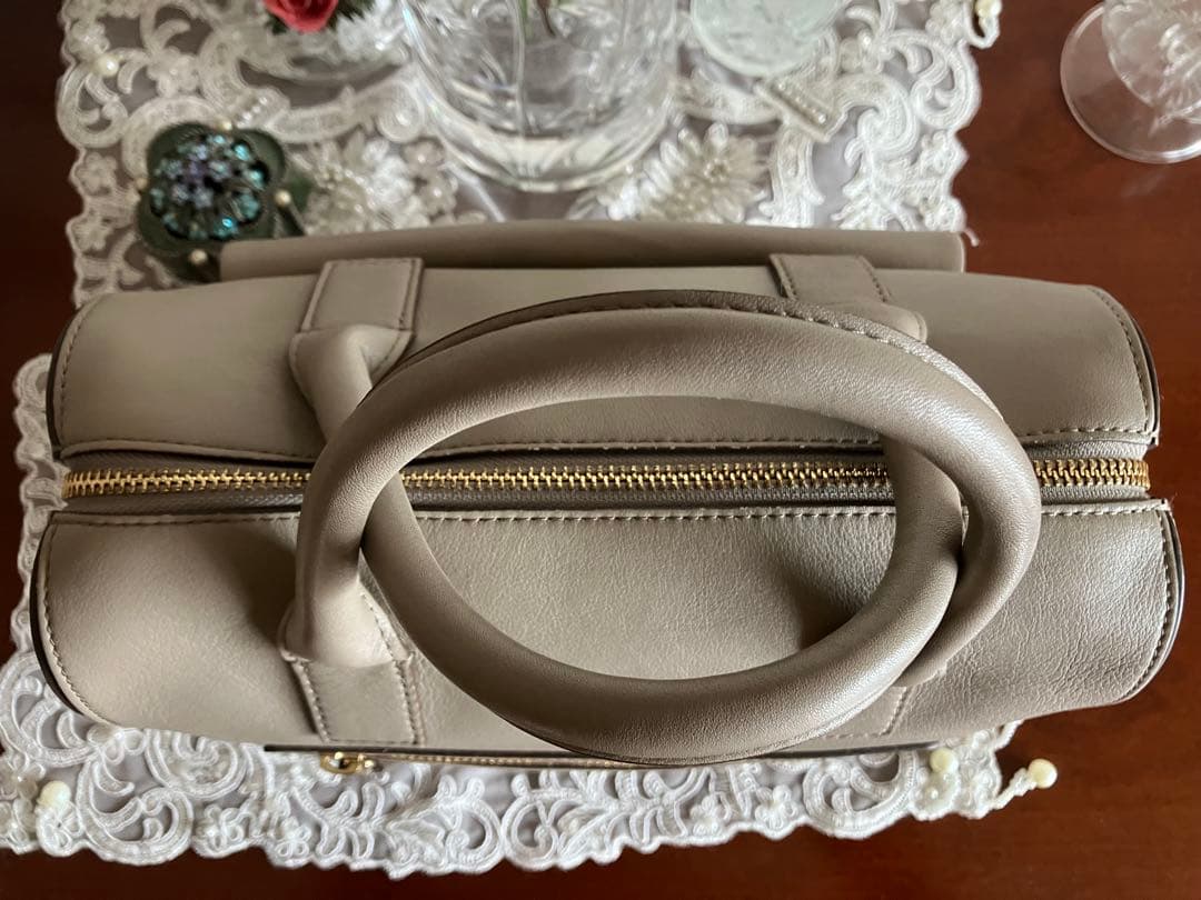 上品なアニヤハインドマーチ ショルダーバッグ グレージュ カーカバレル‼️