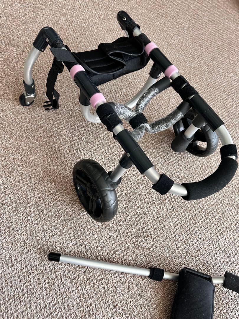 犬用車いす 小型犬用 黒とピンク