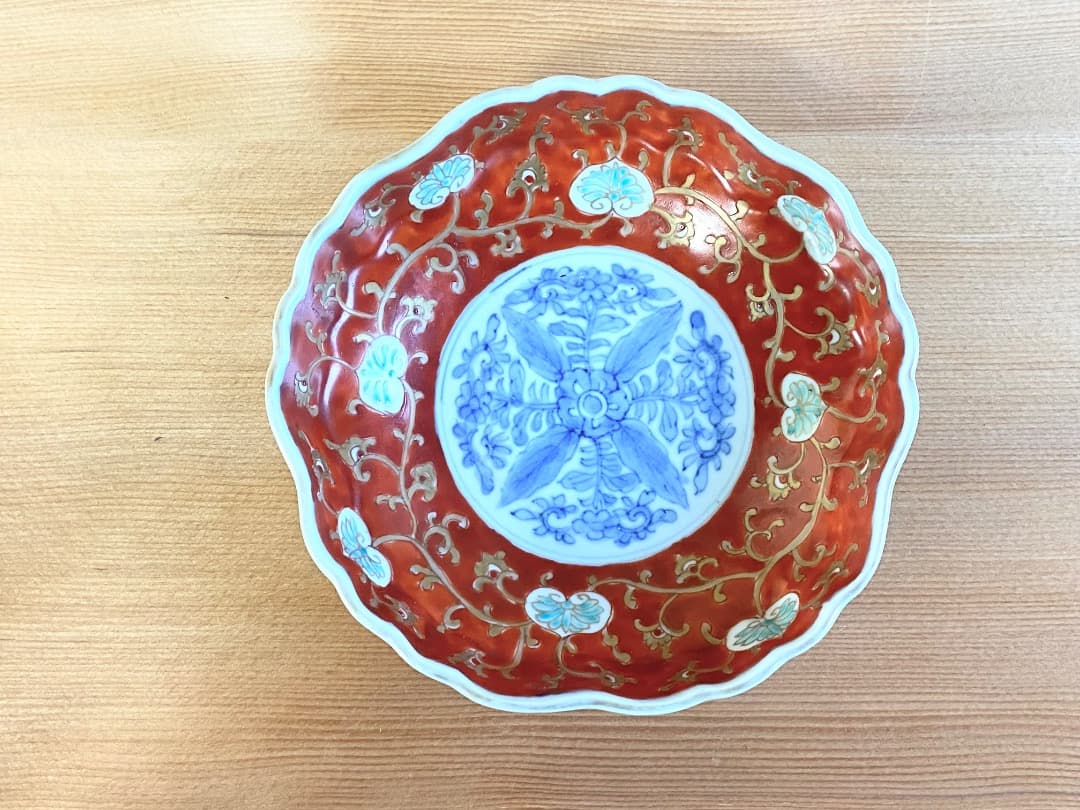 みぃちゃん 古伊万里 赤絵金彩オランダ唐草クルス文輪花皿 2客/染錦