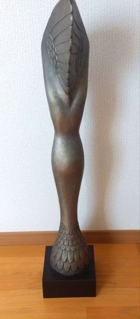 鳥の女性像
