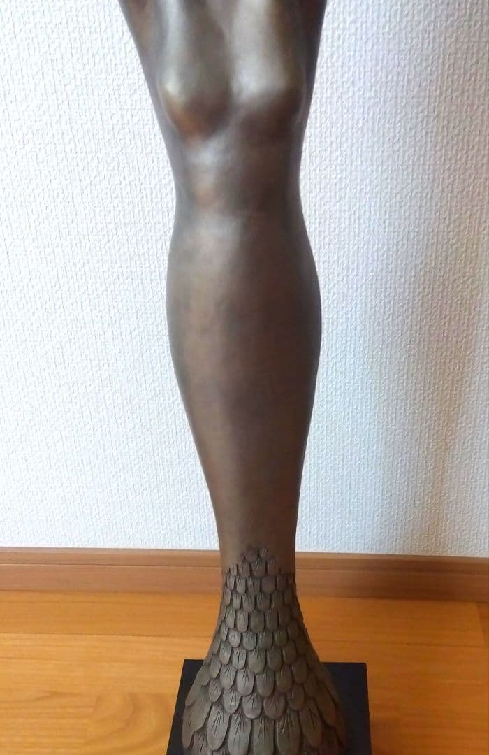 鳥の女性像