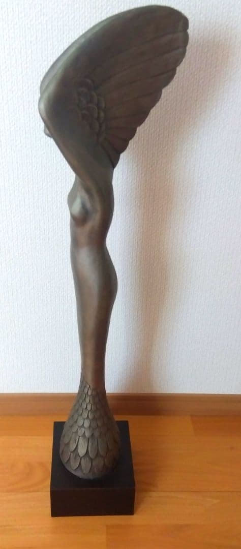 鳥の女性像