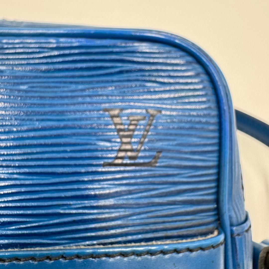 ルイヴィトン エピ ダヌーヴ レザー ショルダーバッグ 斜めがけ ブルー