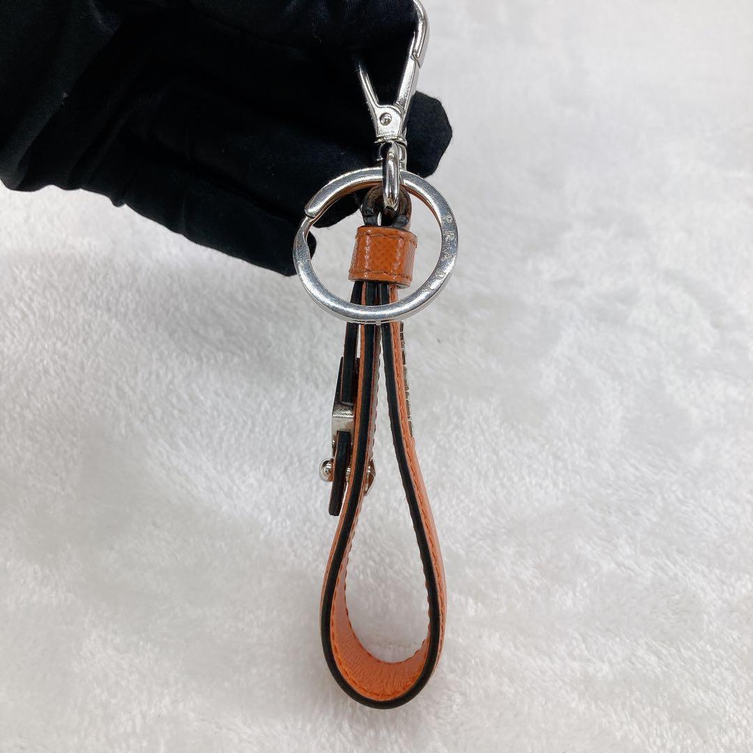 ✨綺麗✨PRADA プラダ　キーホルダー 三角ロゴ サフィアーノレザー　オレンジ