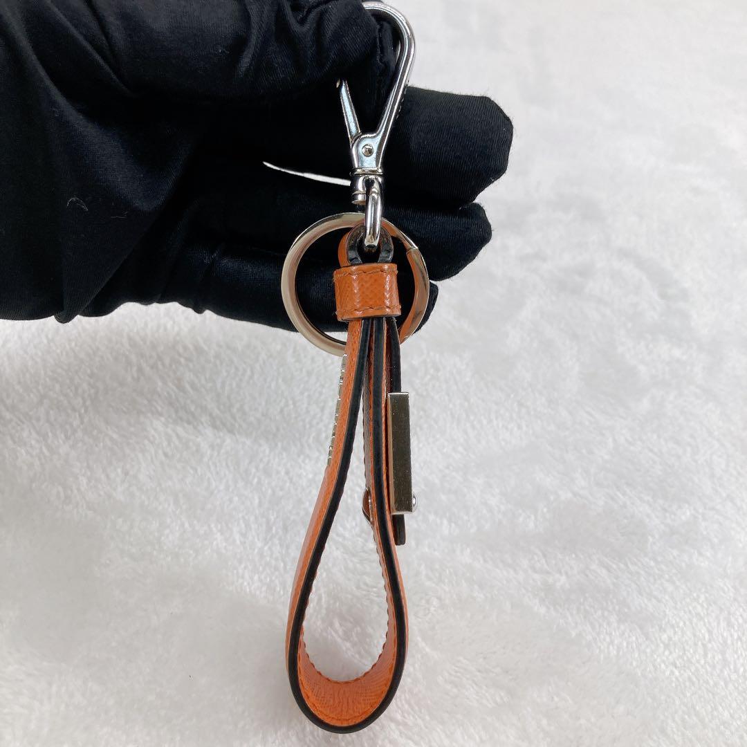 ✨綺麗✨PRADA プラダ　キーホルダー 三角ロゴ サフィアーノレザー　オレンジ