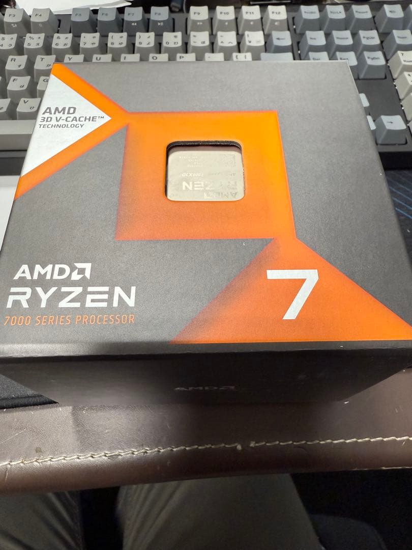 AMD Ryzen 7 7800X3D CPUと元箱