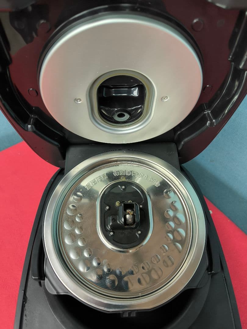 2022年製　タイガー 圧力IH炊飯ジャー 5.5合 炊きたてJPV-B100