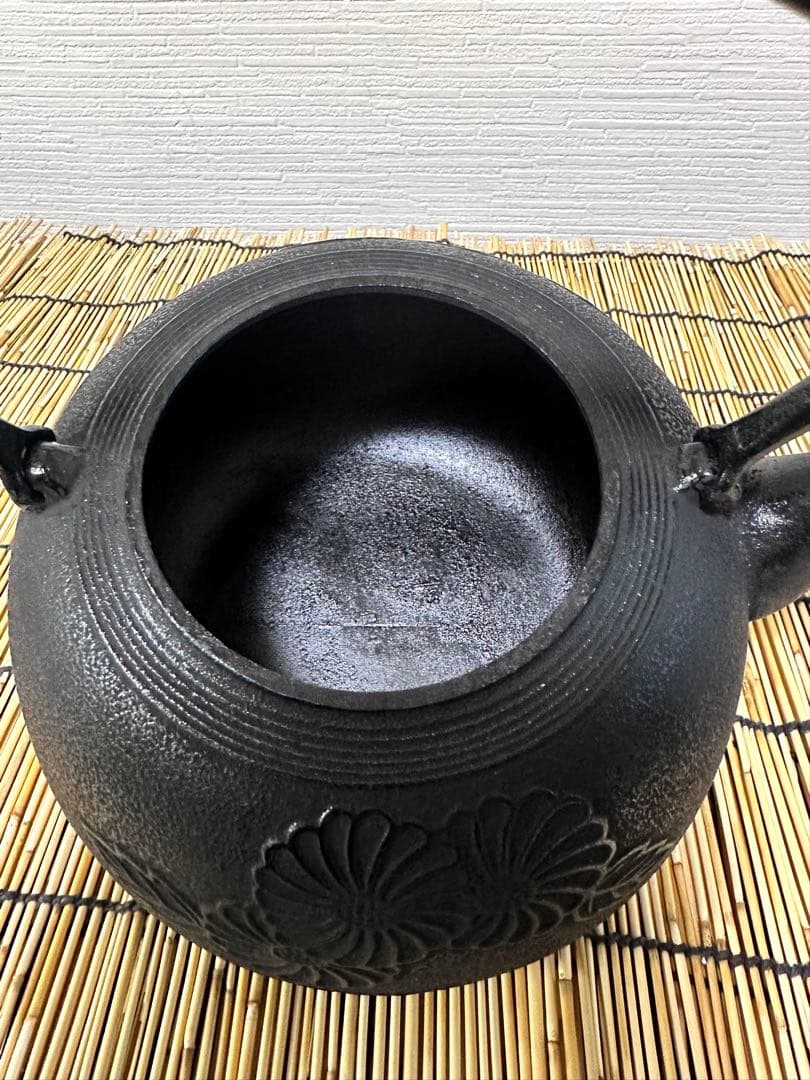 未使用品、供箱、栞付　南部及春南部宝星堂造　２２型　平丸菊　鉄瓶　南部鉄瓶