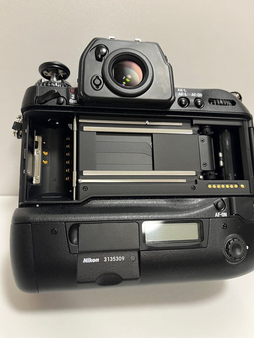 Nikon F5＋ズームレンズ＋純正フォーカシングスクリーン＋純正ケース