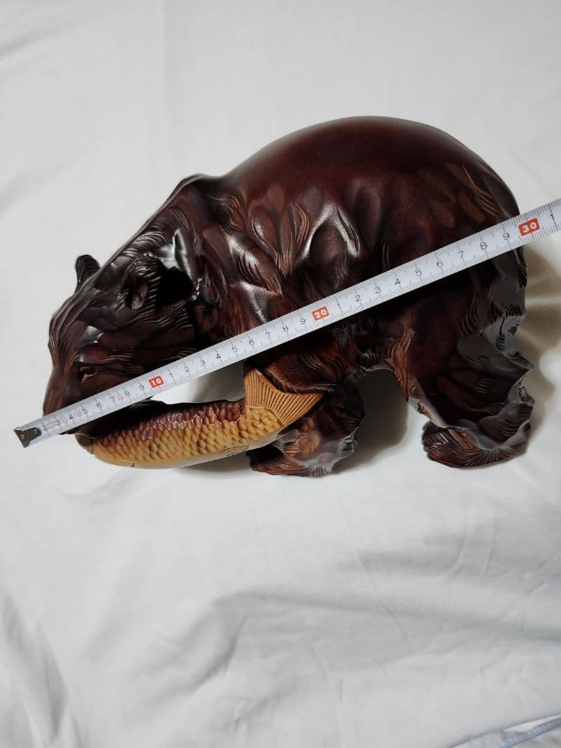 木製クマの置物 魚をくわえたデザイン 約30cm