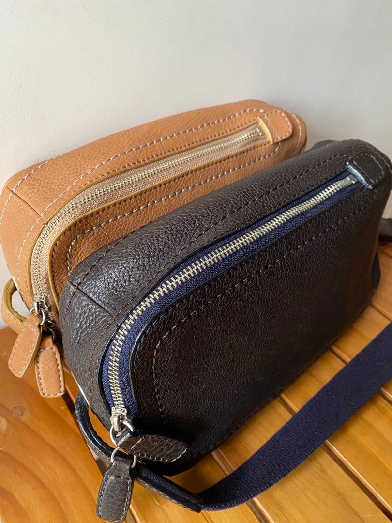 土屋鞄 トーンオイルヌメ ボディポシェット（ミッドナイト、ブラウン）