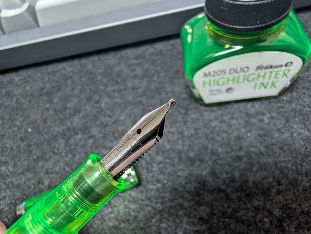 ペリカン万年筆 特別生産品 M205 DUO 蛍光グリーン