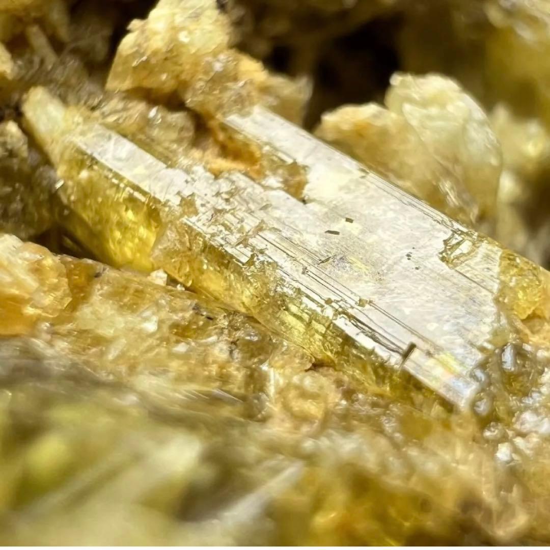 ウルトラレア！光沢あるゾイサイト結晶たち285ct