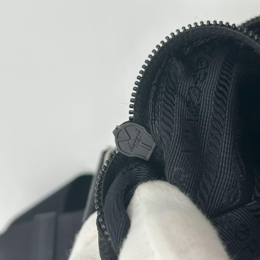 プラダ ショルダーバッグ ナイロン カメラ 三角ロゴ ブラック