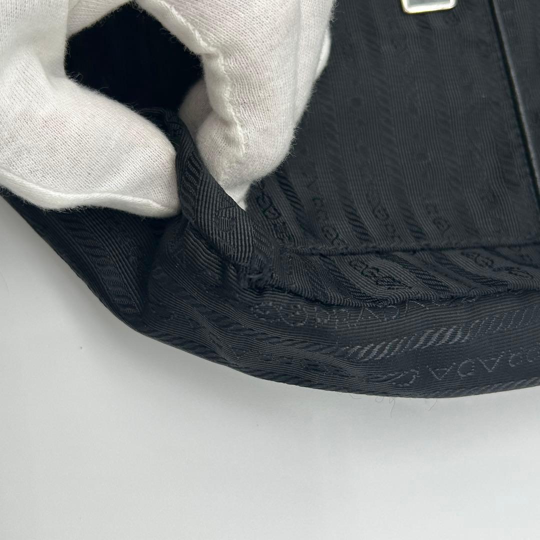 プラダ ショルダーバッグ ナイロン カメラ 三角ロゴ ブラック