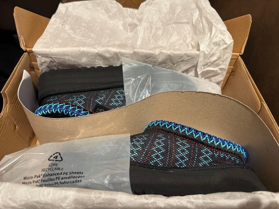 新品未使用☆箱・袋付きUGG ムートンブーツ ブラック/ブルー 編み込み