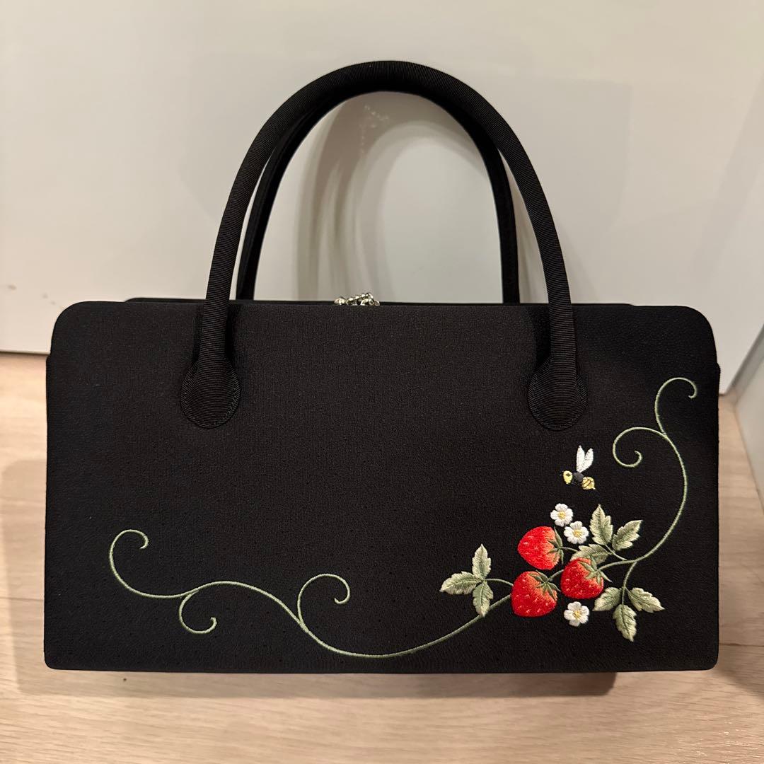 苺と蜂の刺繍　黒　和装用利休バッグ