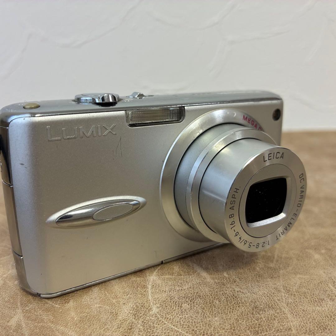 デジタルカメラ　パナソニック　LUMIX DMC-FX01　充電器付　中古品