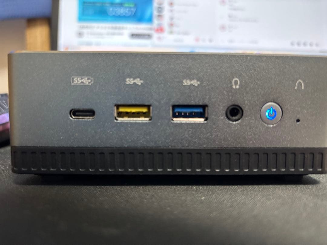 MINISFORUM UM700 ミニPC