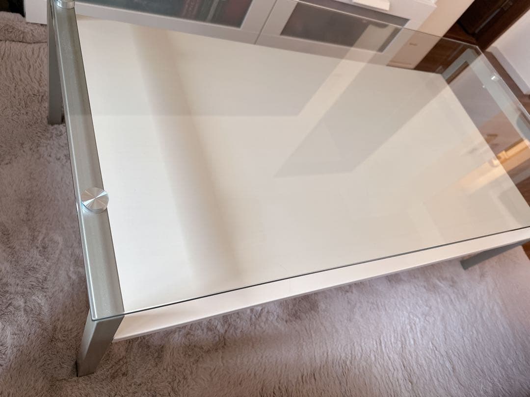 ガラス天板のローテーブル