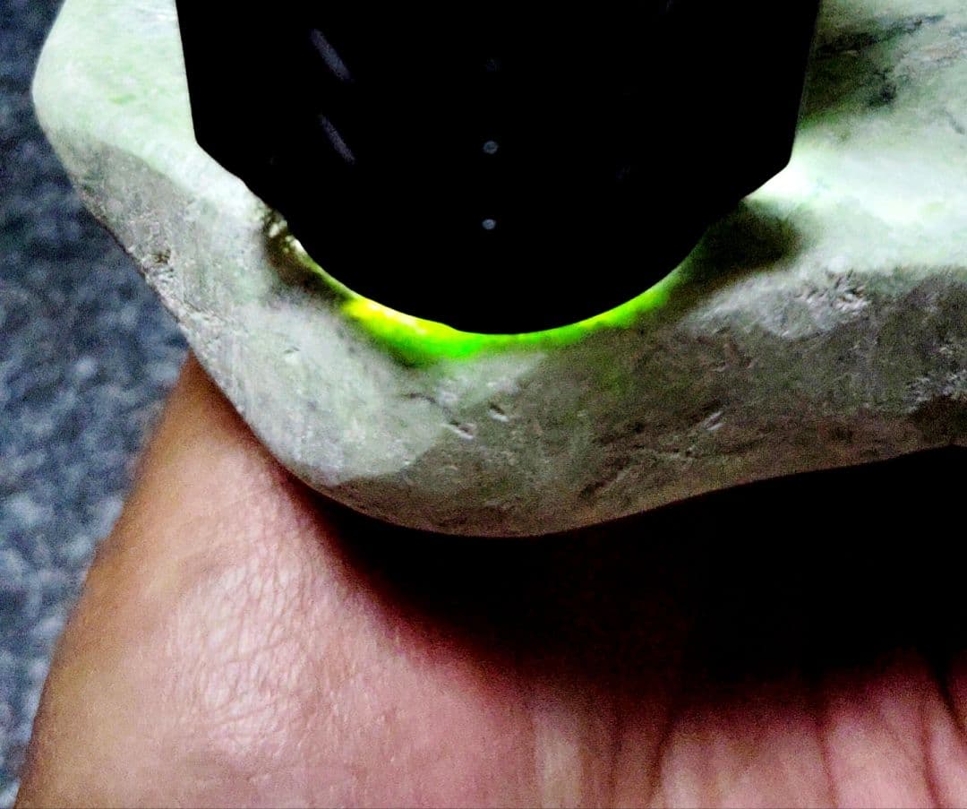 ★翡翠原石★糸魚川硬玉【小滝・川ズレ・カット1.5kg】