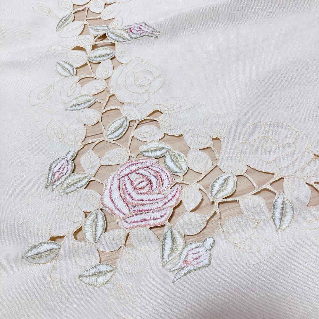 花柄刺繍(薔薇)　テーブルクロス 175×130cm 未使用品