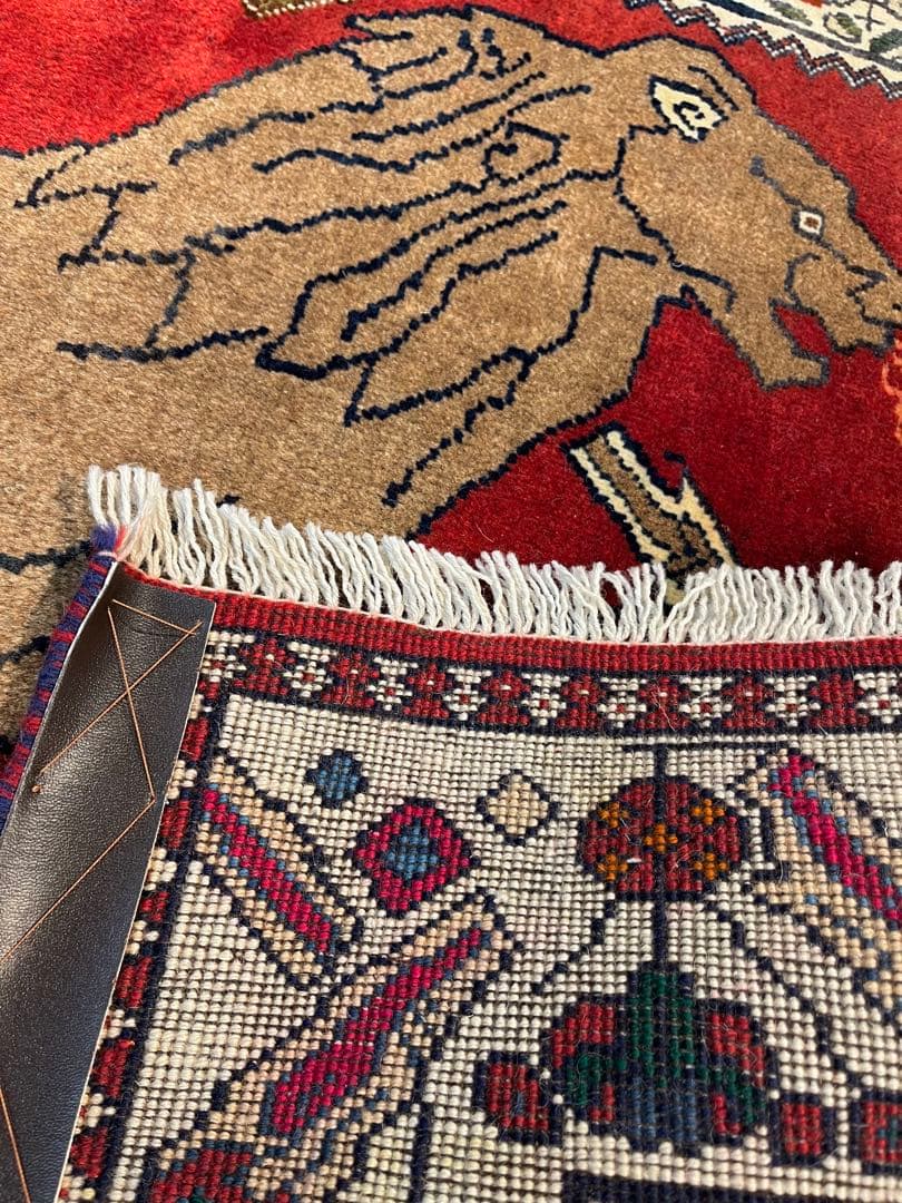 ペルシャ　トライバルラグ　115×95 茜色　ライオン　鳥　花