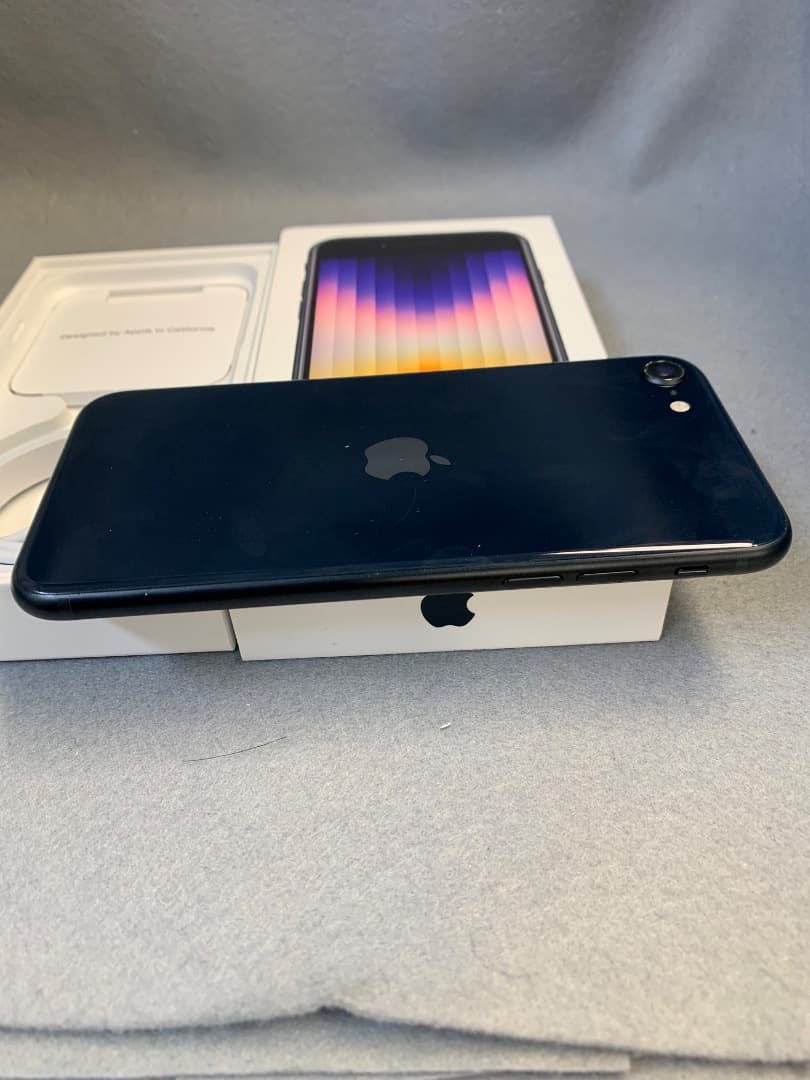 美品　国内版　SIMフリー　iPhoneSE 第3世代　 64GB