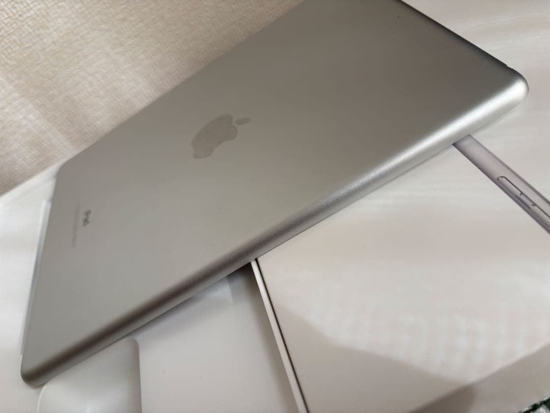 【美品】iPad第5世代 Wi-Fiモデル本体、Smart coverセット