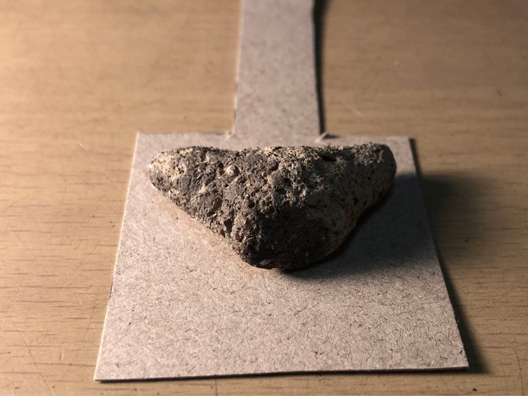 「三角形土版の破片」です。